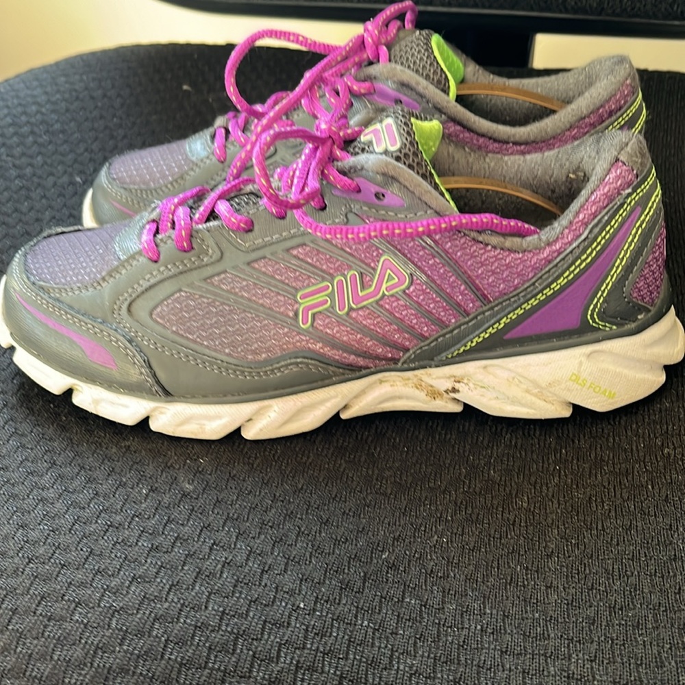 FILA WOMANS RUNNING SHOE 👟